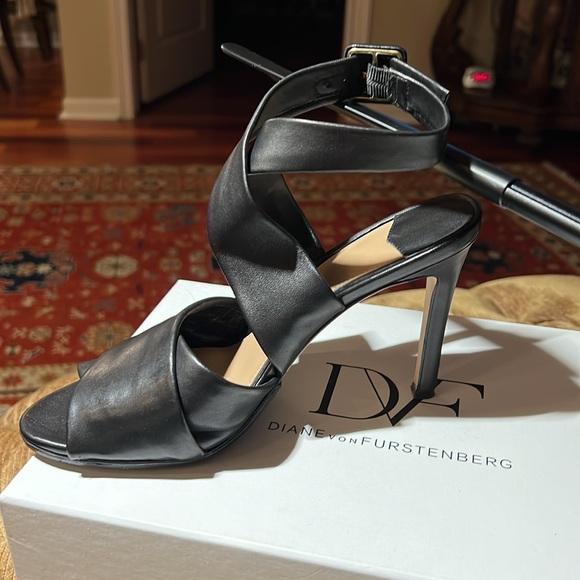 Black genuine leather size6,5  sandals.Excellent condition.Diane von Furstenberg - Picture 4 of 8